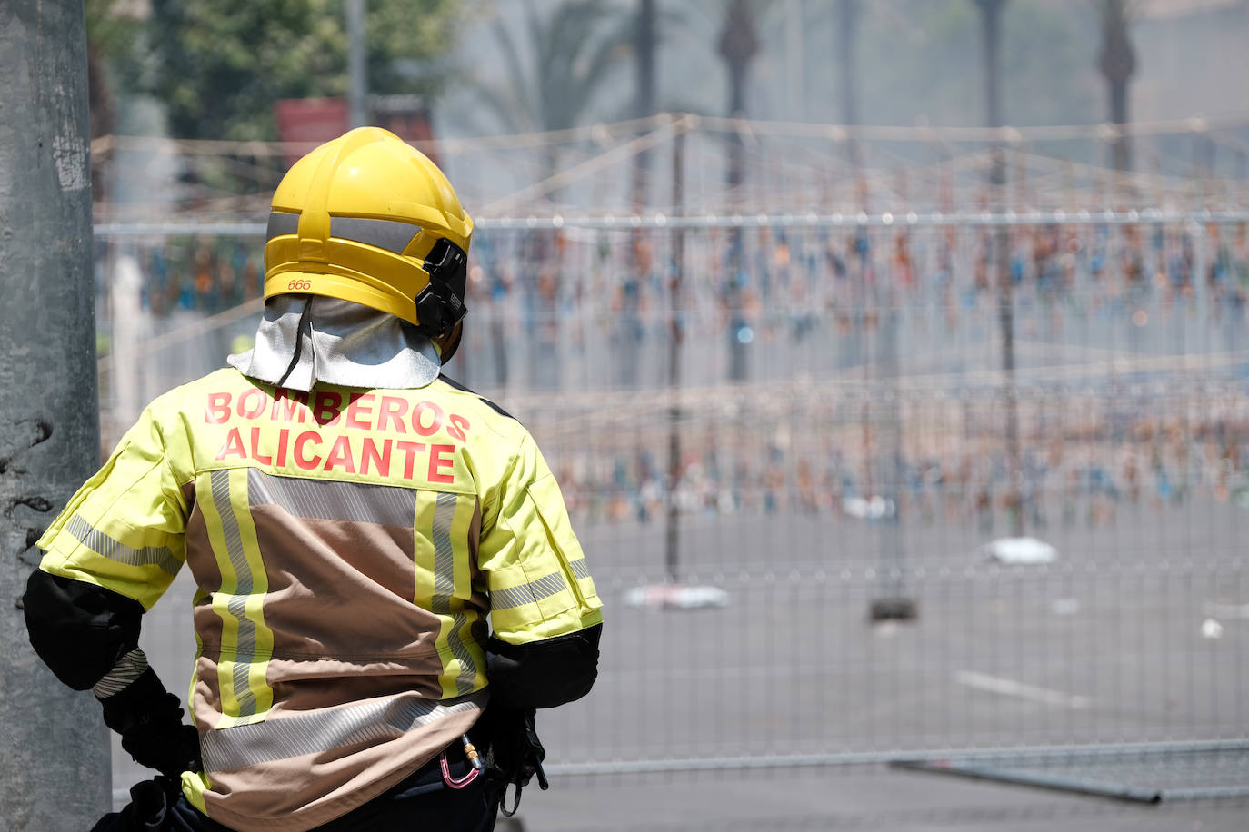 Calurosa y atronadora mascletà en Alicante en el día de la Cremà