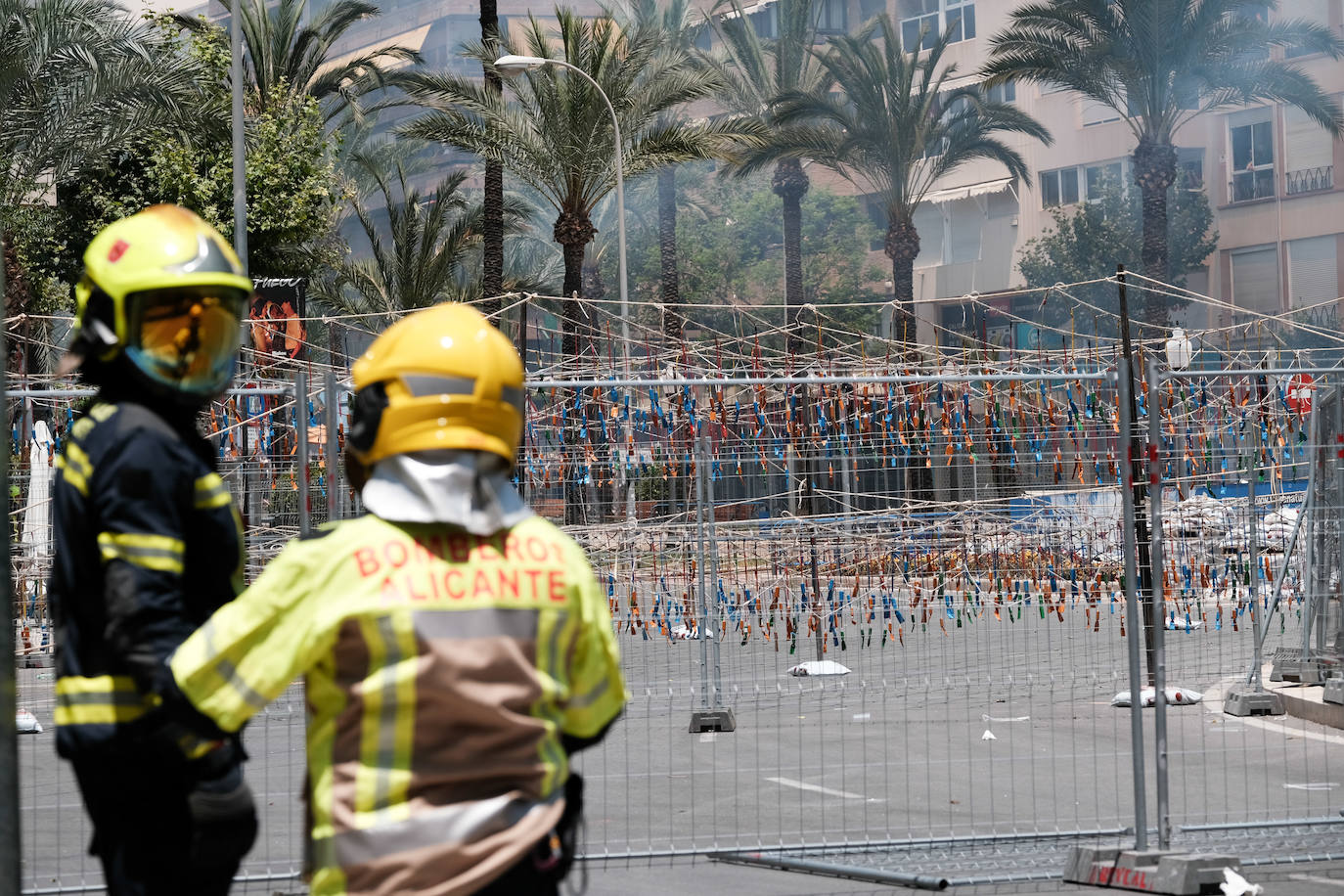 Calurosa y atronadora mascletà en Alicante en el día de la Cremà