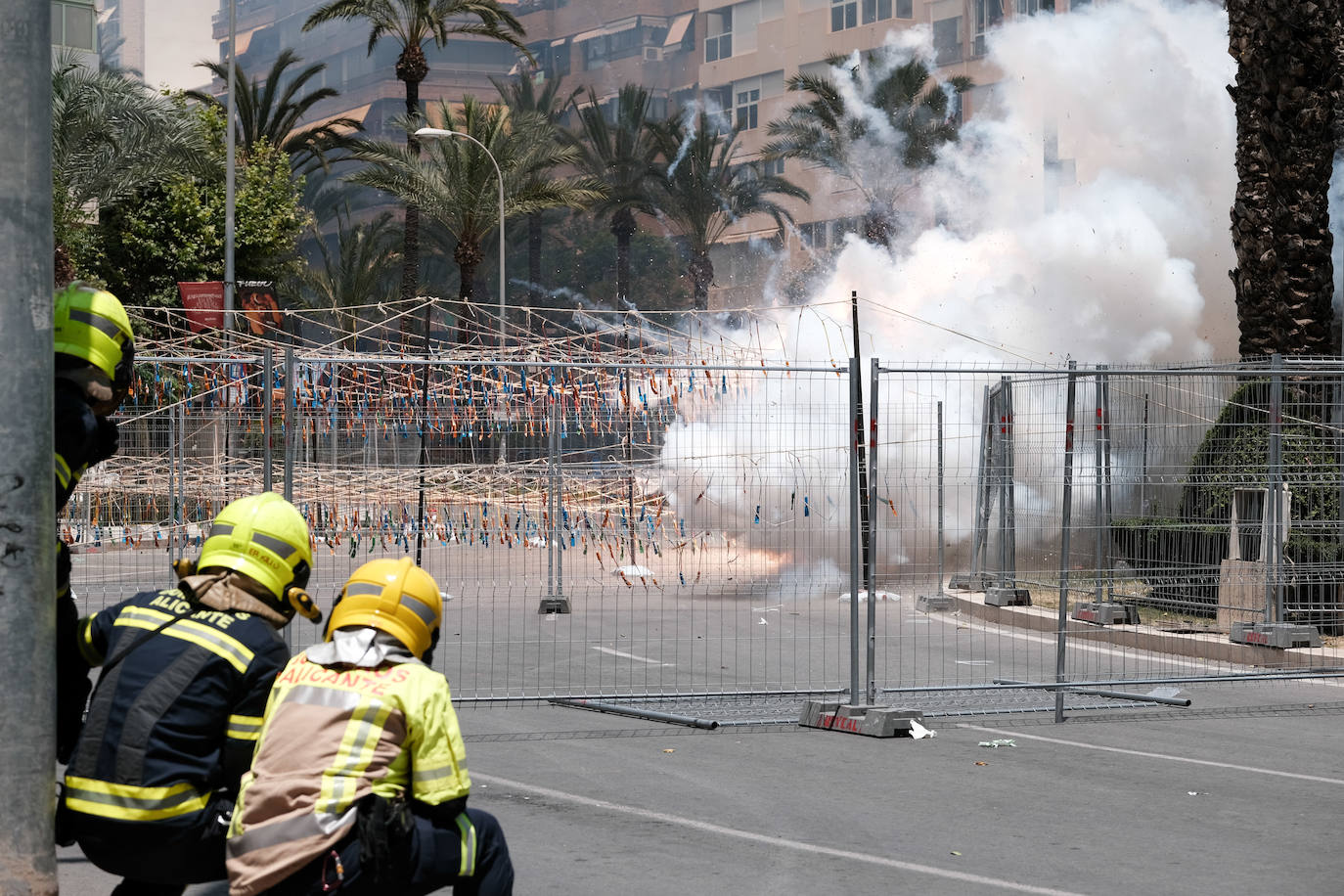 Calurosa y atronadora mascletà en Alicante en el día de la Cremà