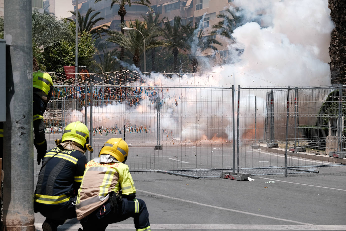 Calurosa y atronadora mascletà en Alicante en el día de la Cremà