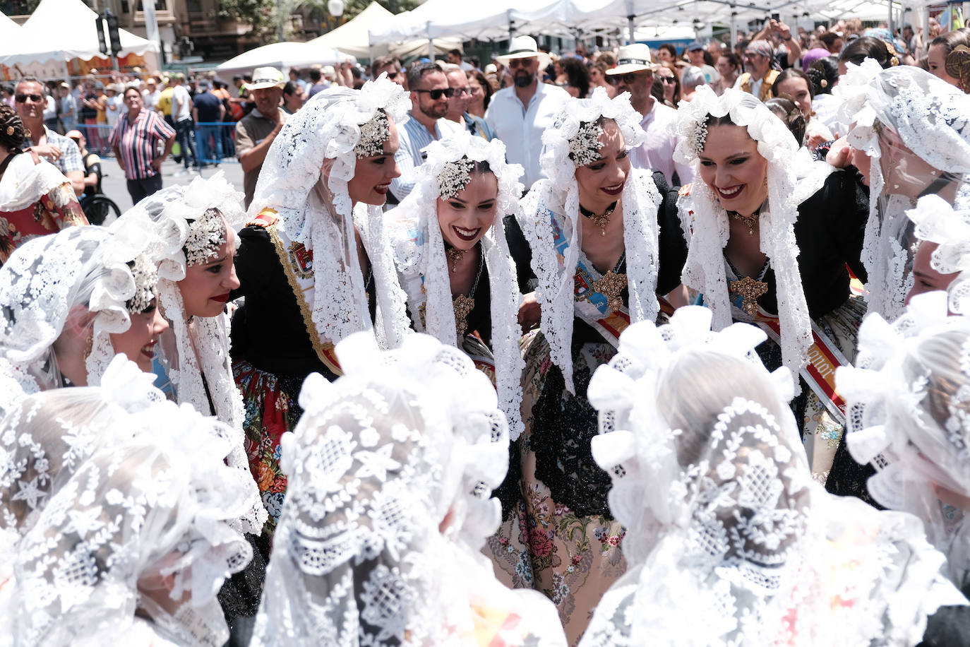 Calurosa y atronadora mascletà en Alicante en el día de la Cremà
