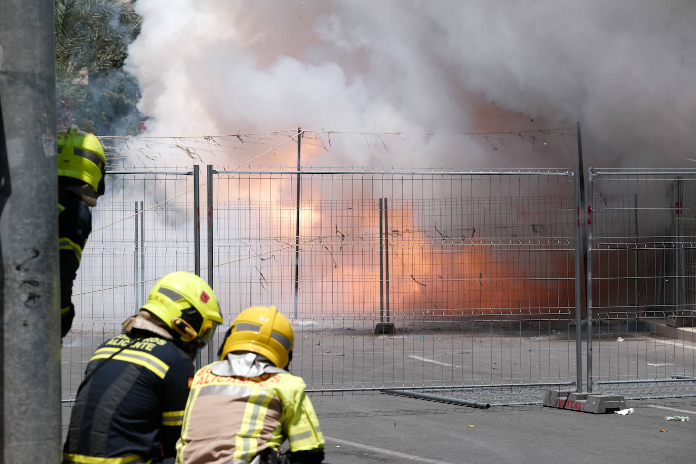 Calurosa y atronadora mascletà en Alicante en el día de la Cremà