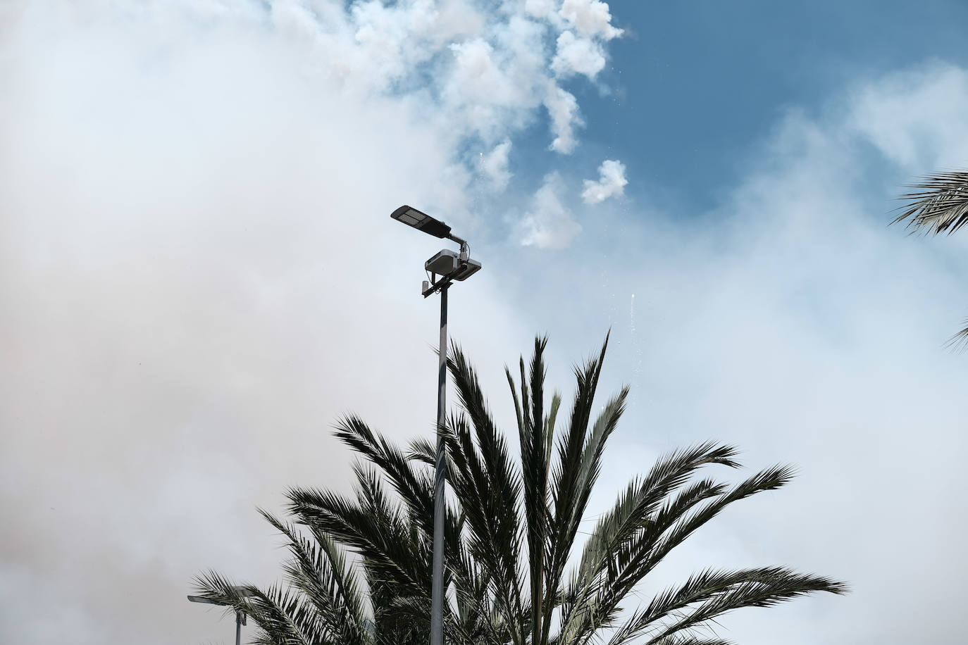 Calurosa y atronadora mascletà en Alicante en el día de la Cremà