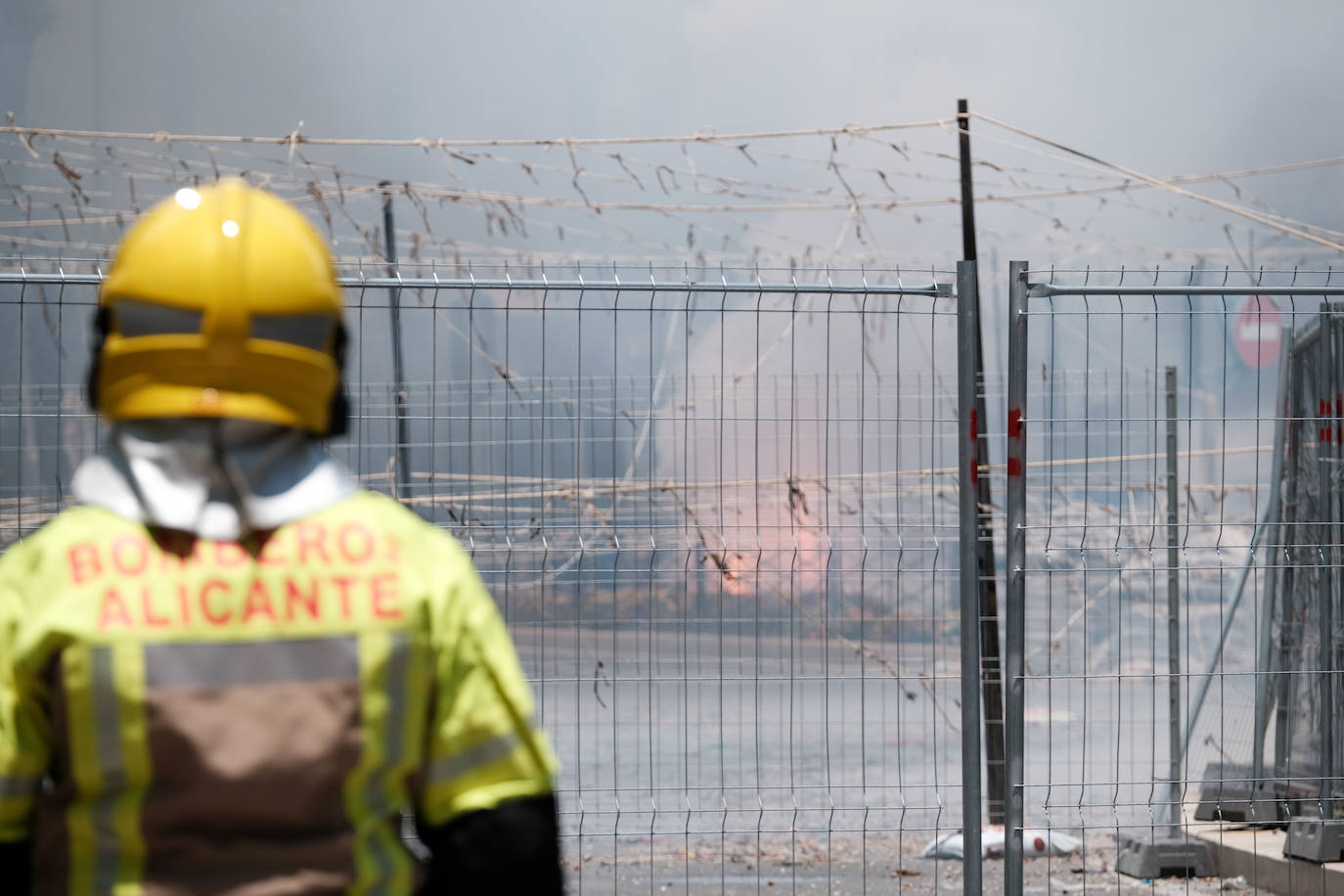 Calurosa y atronadora mascletà en Alicante en el día de la Cremà