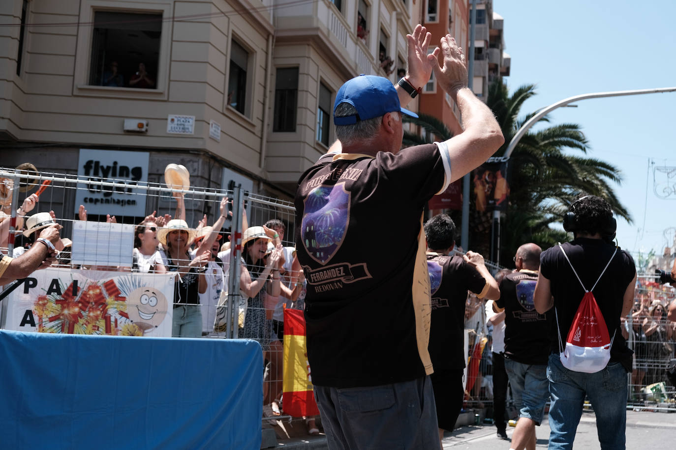 Calurosa y atronadora mascletà en Alicante en el día de la Cremà
