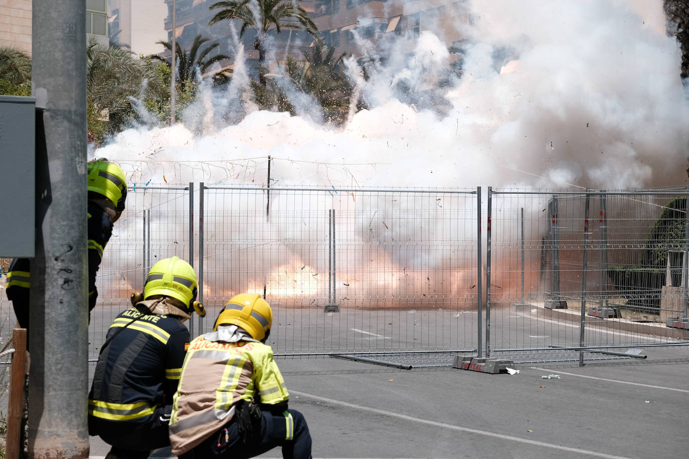 Calurosa y atronadora mascletà en Alicante en el día de la Cremà
