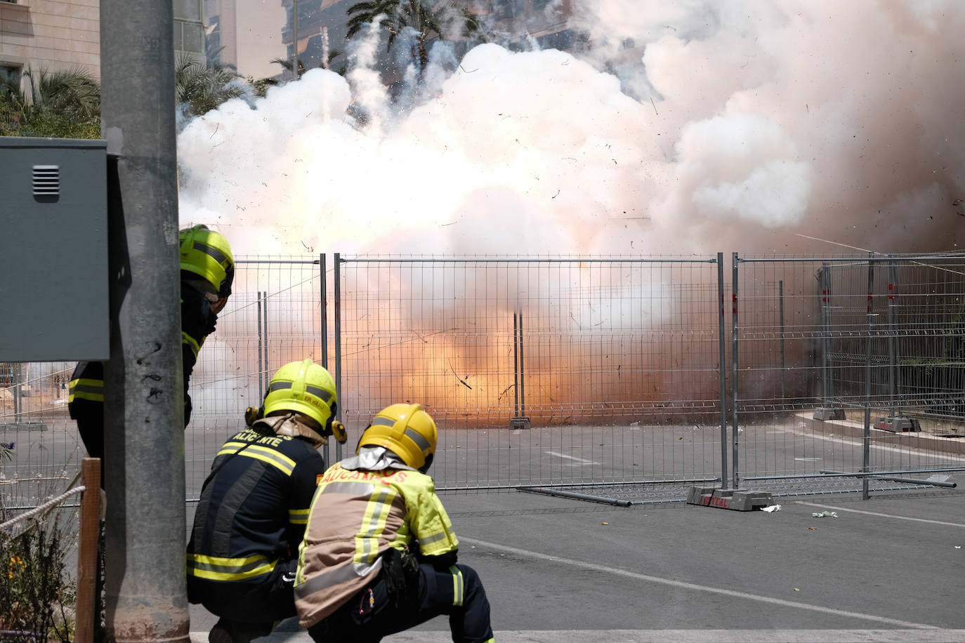 Calurosa y atronadora mascletà en Alicante en el día de la Cremà