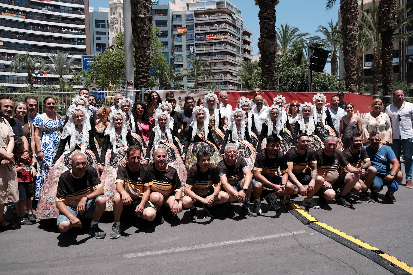 Calurosa y atronadora mascletà en Alicante en el día de la Cremà