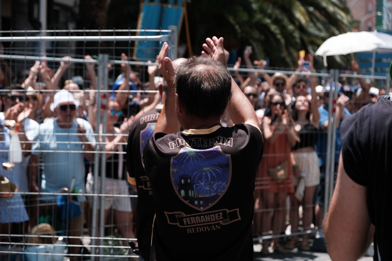 Calurosa y atronadora mascletà en Alicante en el día de la Cremà