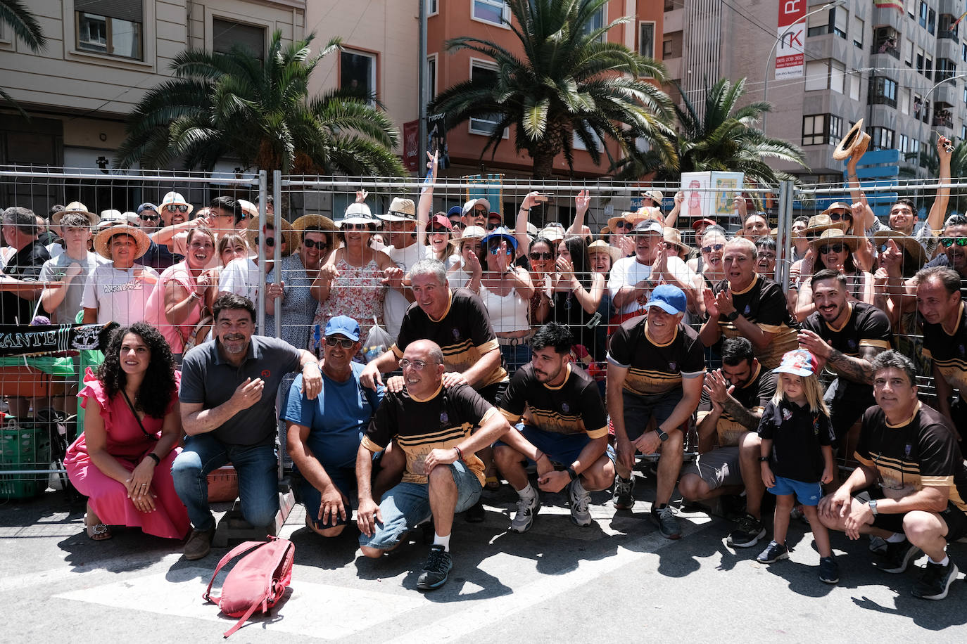 Calurosa y atronadora mascletà en Alicante en el día de la Cremà