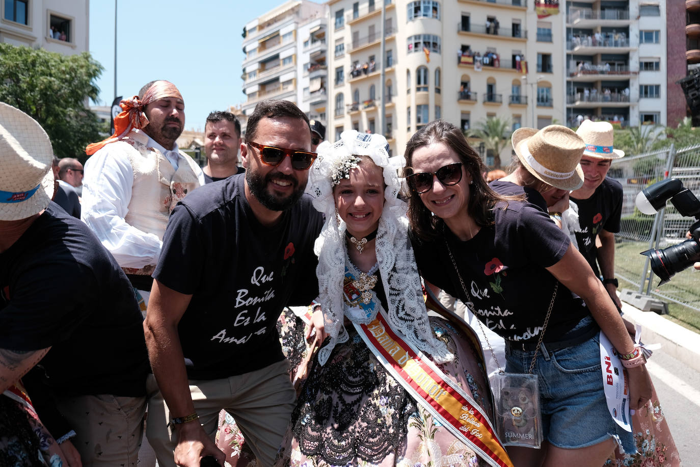 Calurosa y atronadora mascletà en Alicante en el día de la Cremà