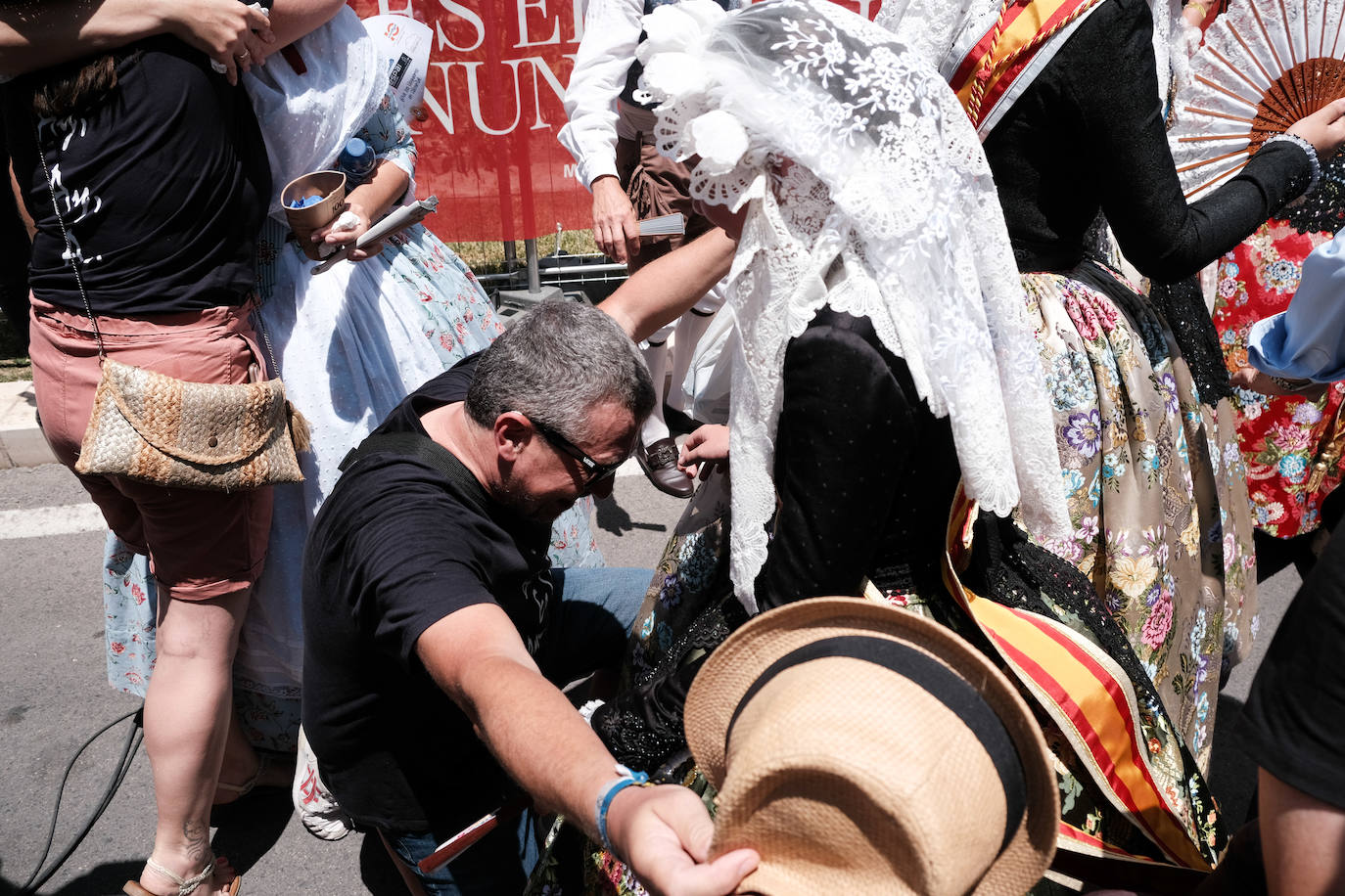 Calurosa y atronadora mascletà en Alicante en el día de la Cremà