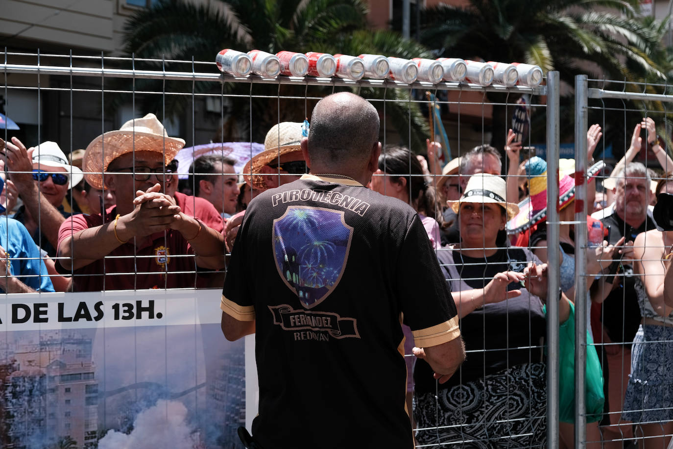 Calurosa y atronadora mascletà en Alicante en el día de la Cremà