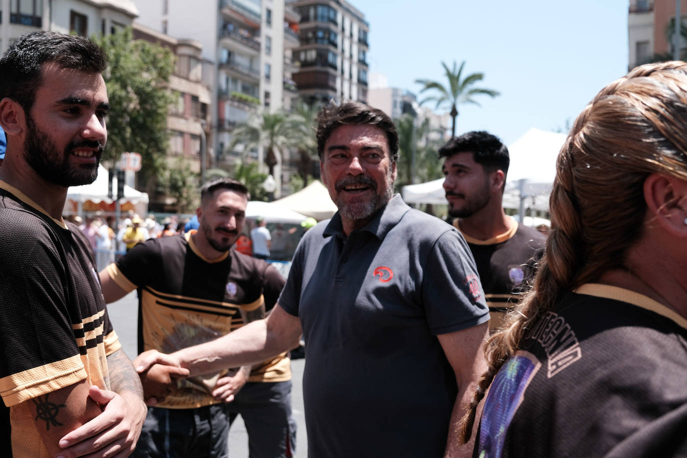 Calurosa y atronadora mascletà en Alicante en el día de la Cremà