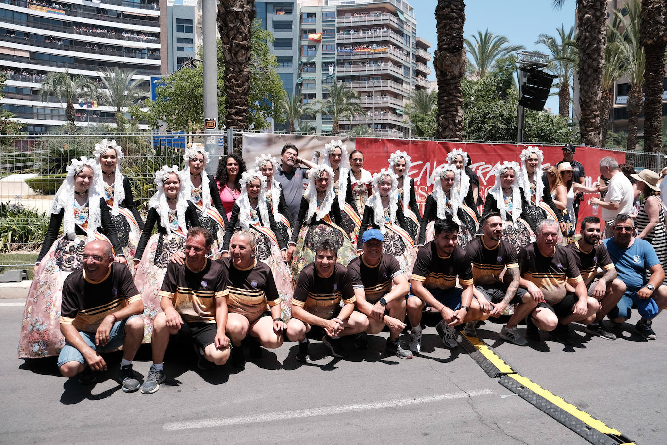 Calurosa y atronadora mascletà en Alicante en el día de la Cremà