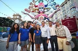 La plana mayor del PP junto a festers frente a la hoguera ganadora de este año.