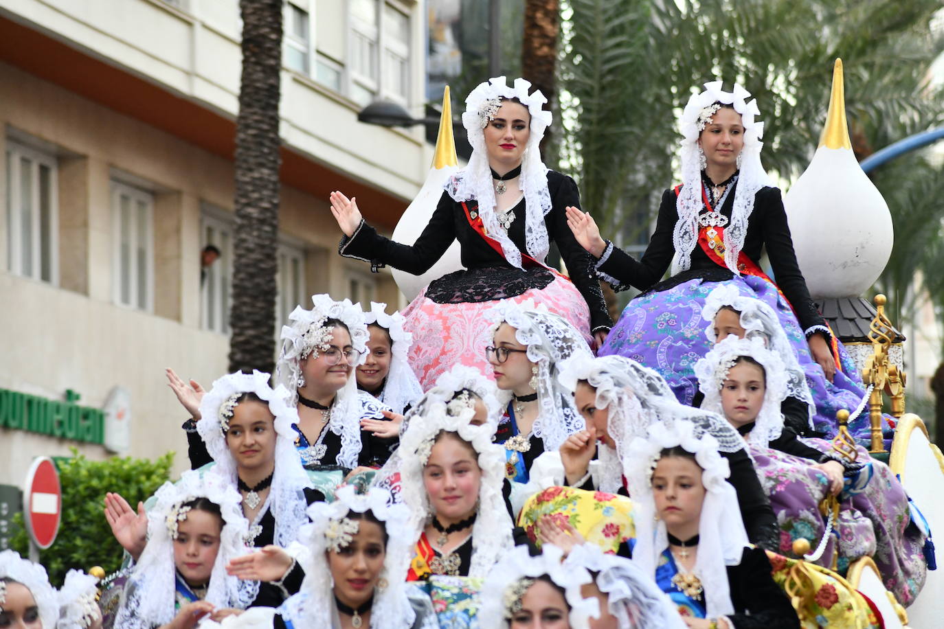 El coso multicolor llena Alicante de confeti después de una década