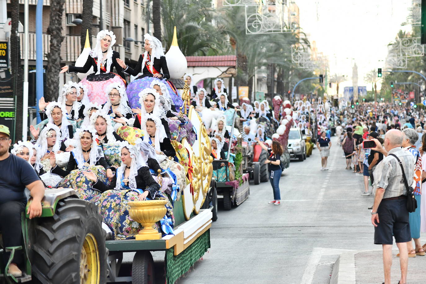 El coso multicolor llena Alicante de confeti después de una década