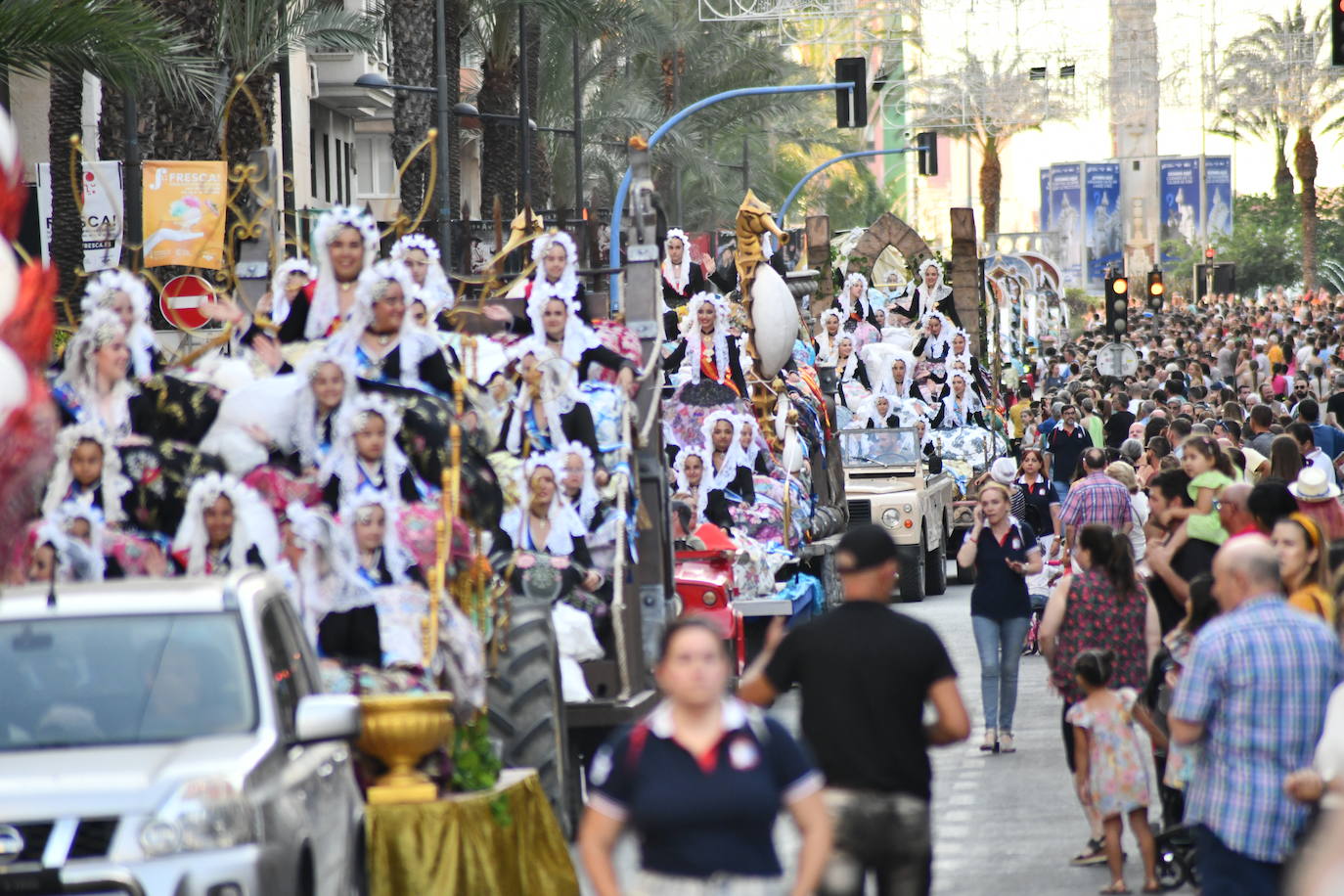 El coso multicolor llena Alicante de confeti después de una década