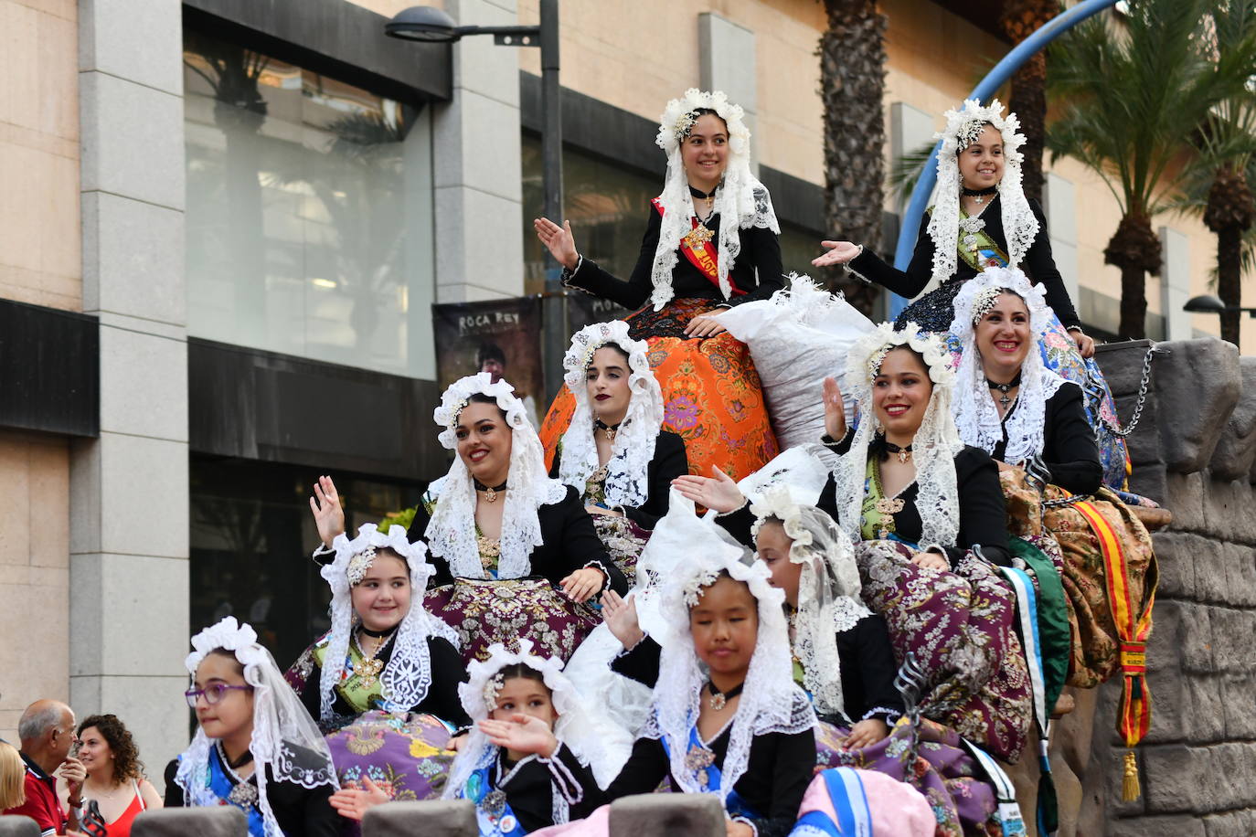 El coso multicolor llena Alicante de confeti después de una década