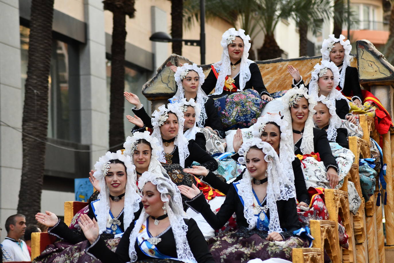 El coso multicolor llena Alicante de confeti después de una década