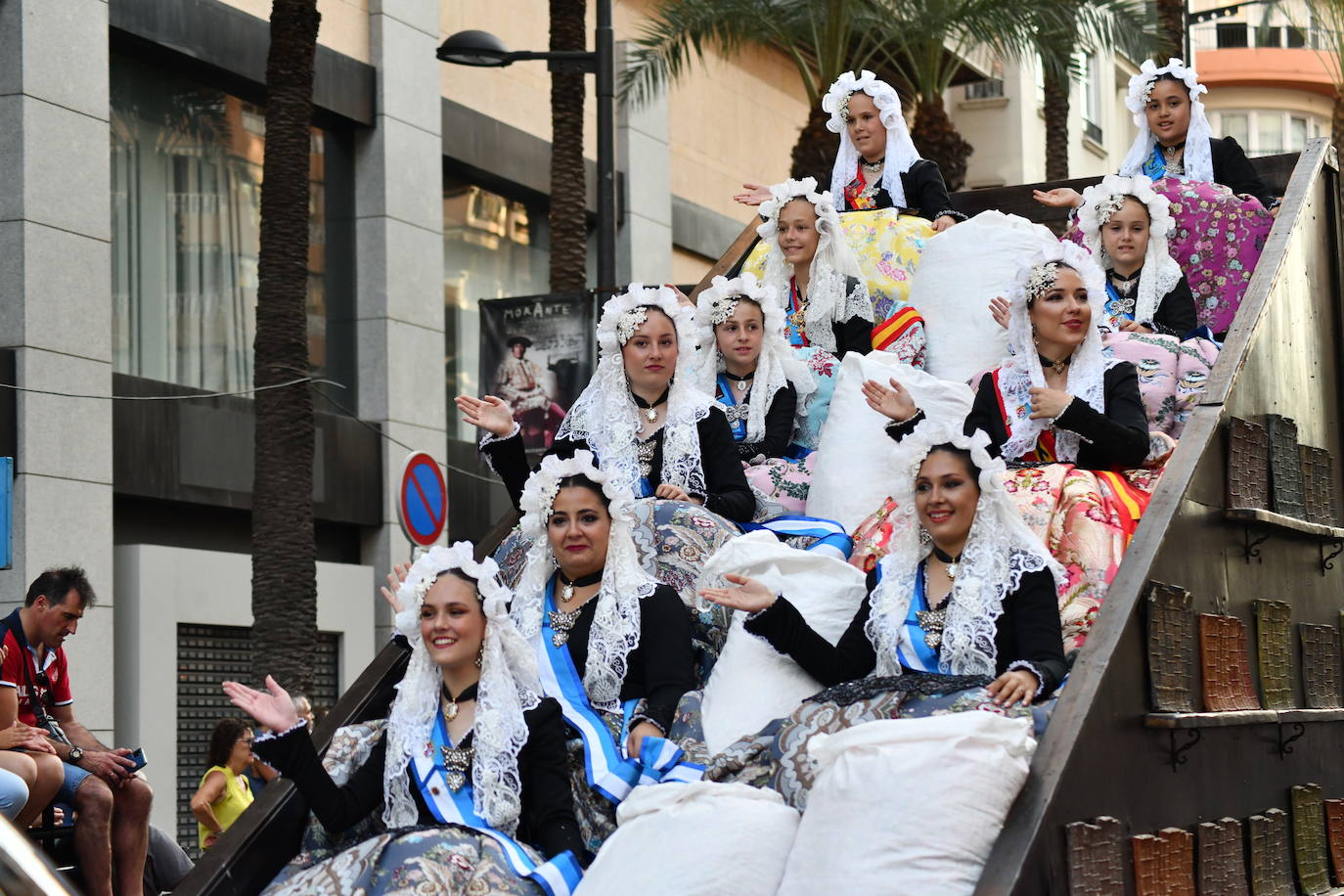 El coso multicolor llena Alicante de confeti después de una década