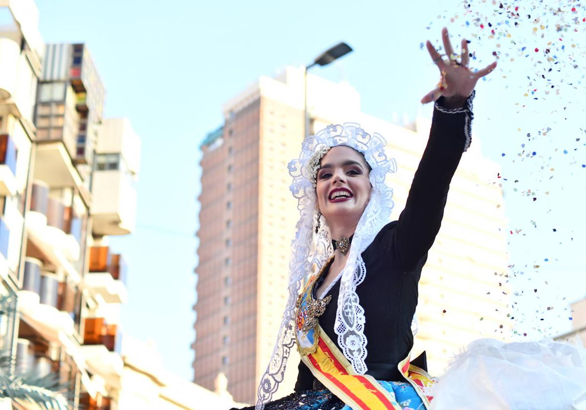 El coso multicolor llena Alicante de confeti después de una década