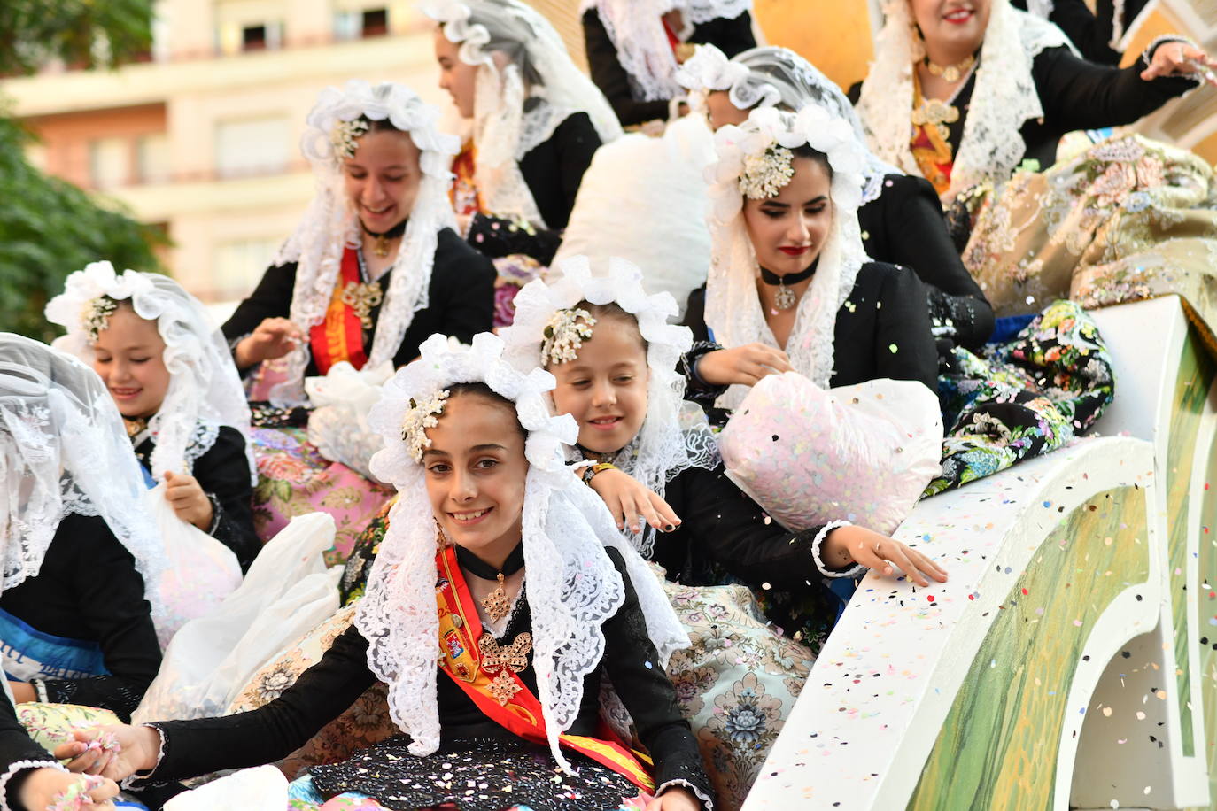 El coso multicolor llena Alicante de confeti después de una década