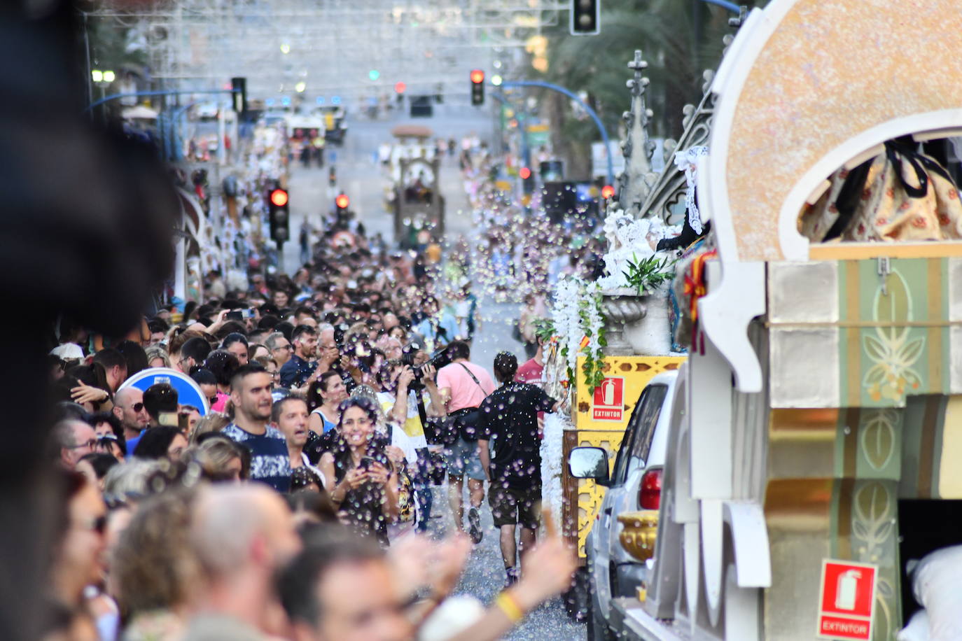 El coso multicolor llena Alicante de confeti después de una década