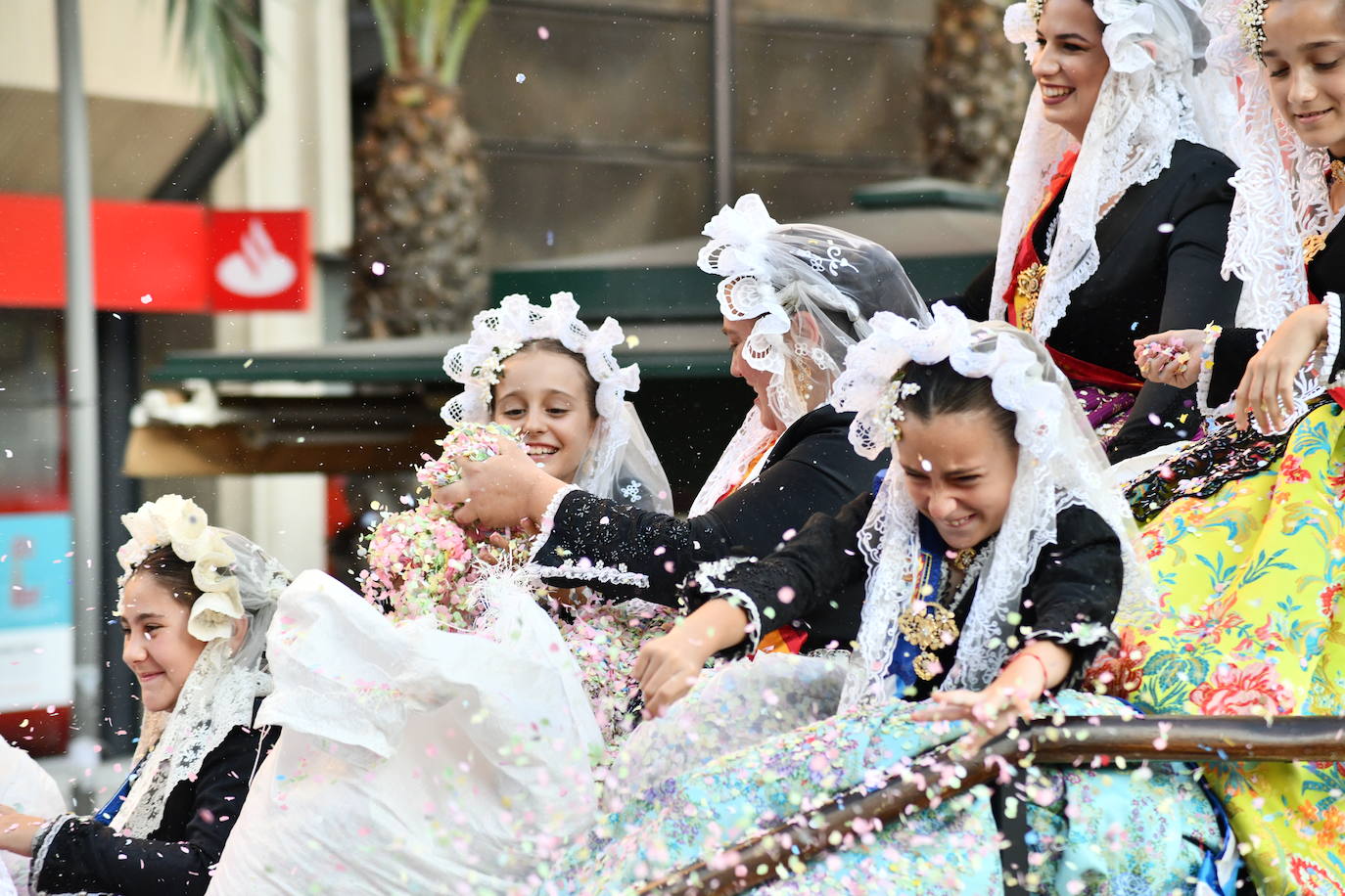 El coso multicolor llena Alicante de confeti después de una década