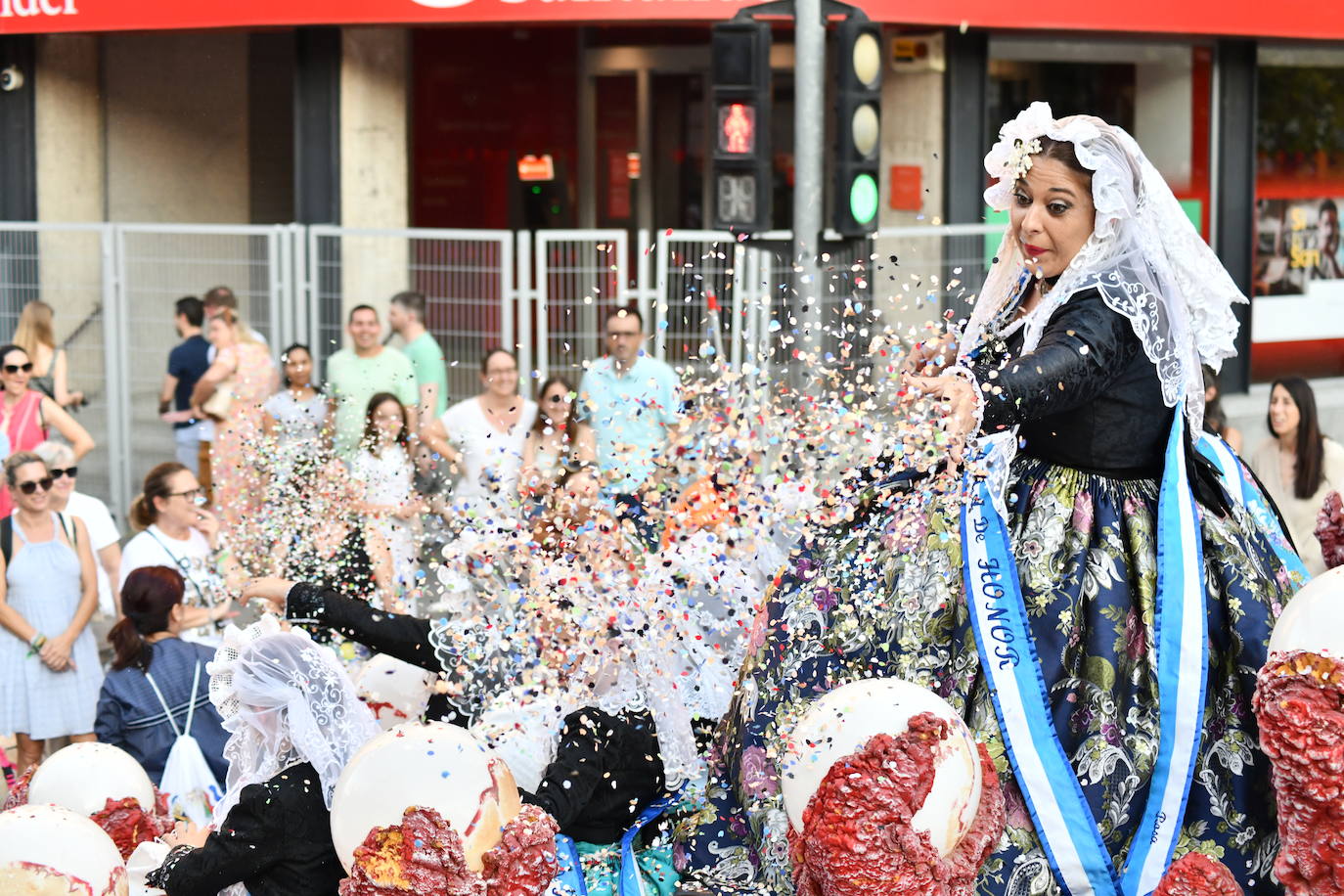 El coso multicolor llena Alicante de confeti después de una década