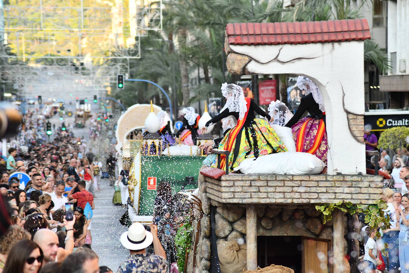 El coso multicolor llena Alicante de confeti después de una década