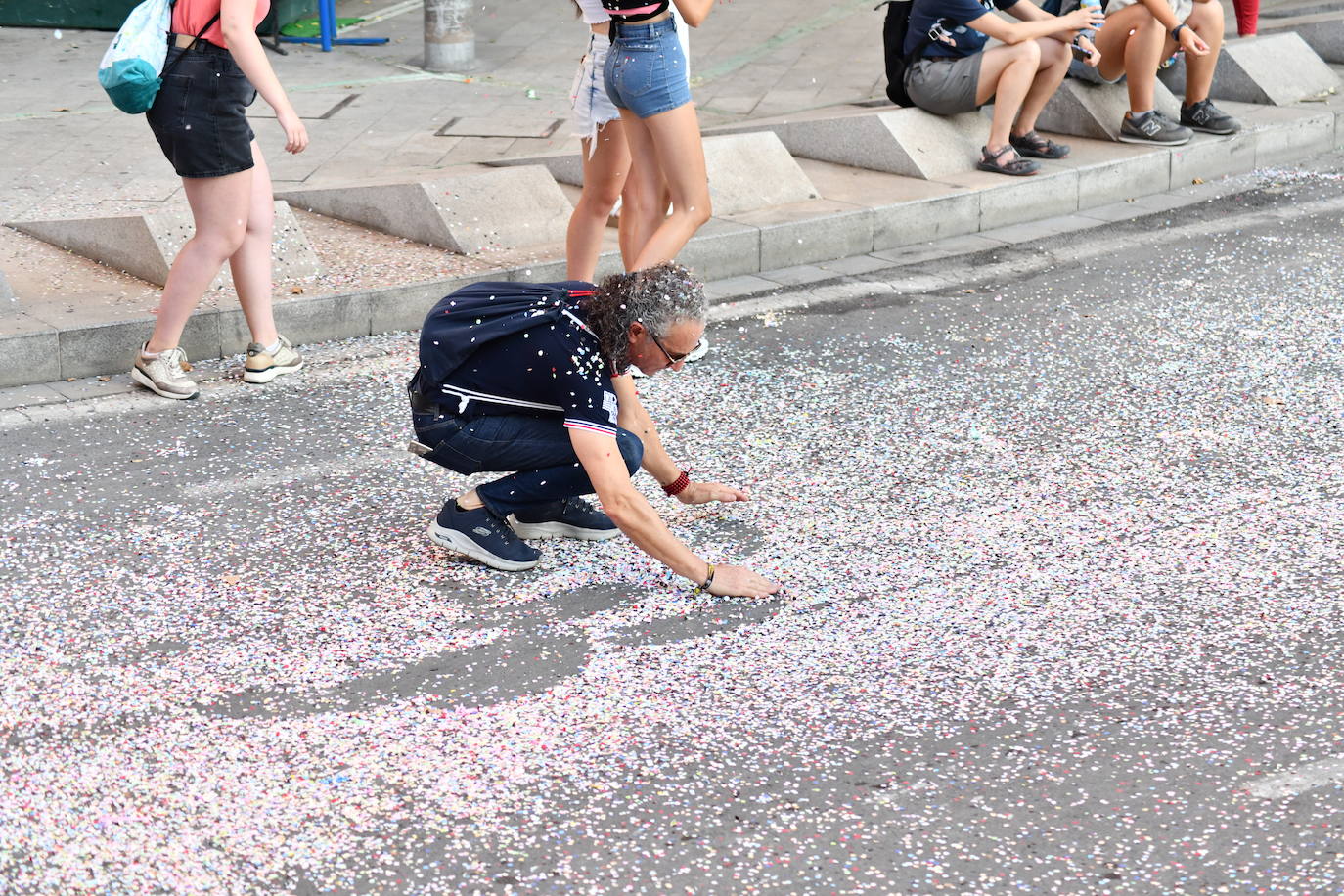 El coso multicolor llena Alicante de confeti después de una década