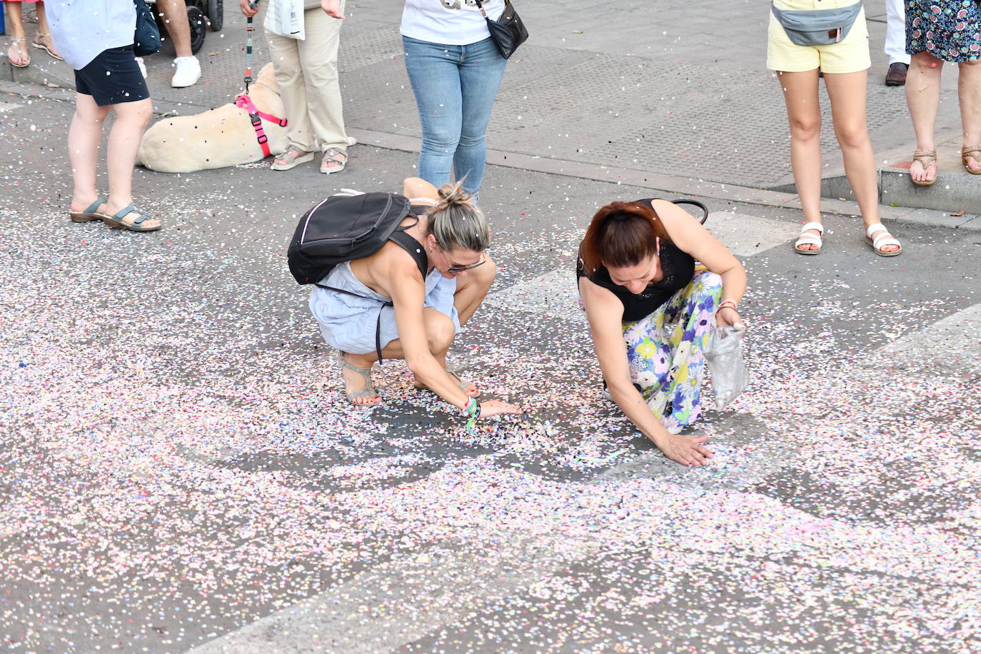 El coso multicolor llena Alicante de confeti después de una década