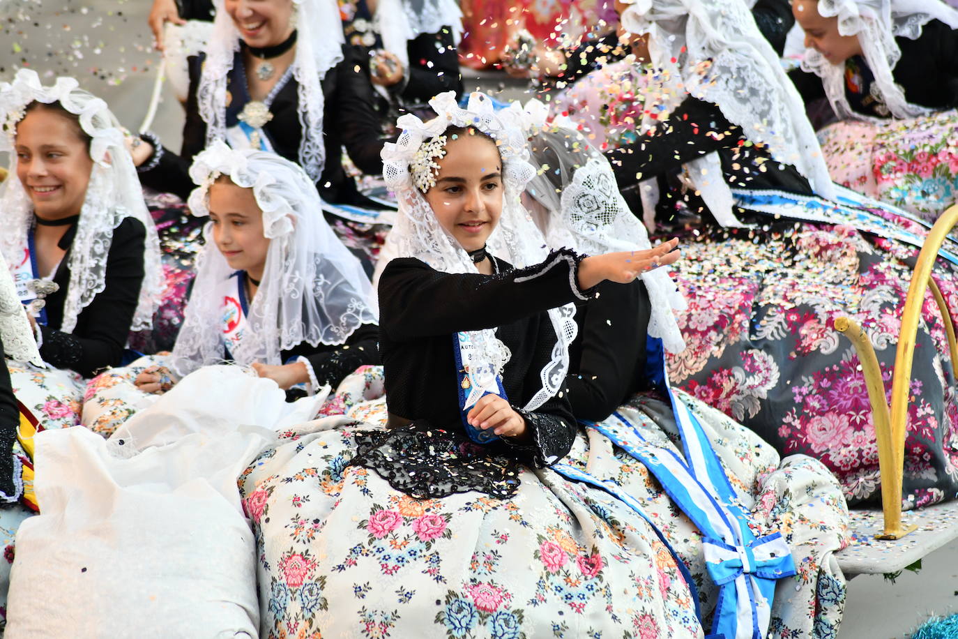 El coso multicolor llena Alicante de confeti después de una década