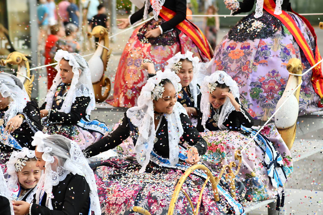 El coso multicolor llena Alicante de confeti después de una década