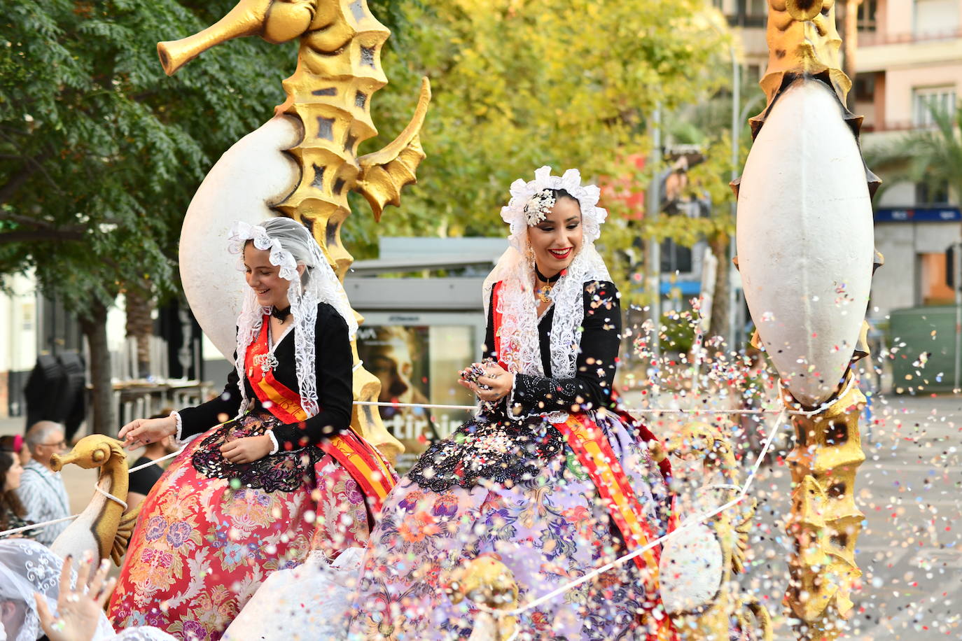 El coso multicolor llena Alicante de confeti después de una década