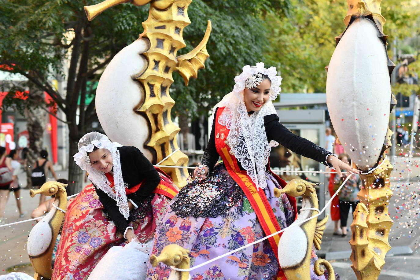 El coso multicolor llena Alicante de confeti después de una década