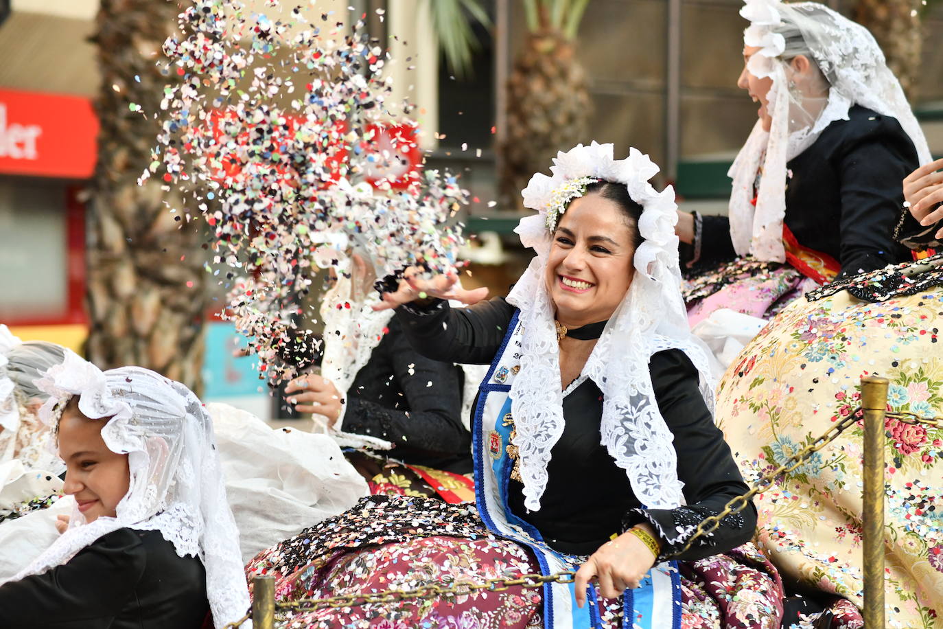 El coso multicolor llena Alicante de confeti después de una década