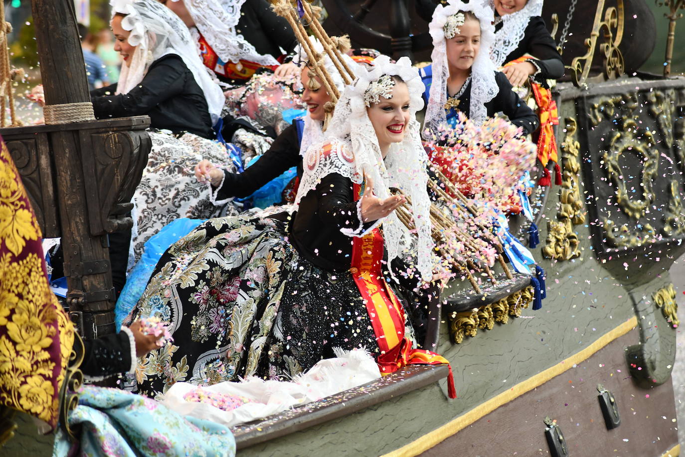 El coso multicolor llena Alicante de confeti después de una década