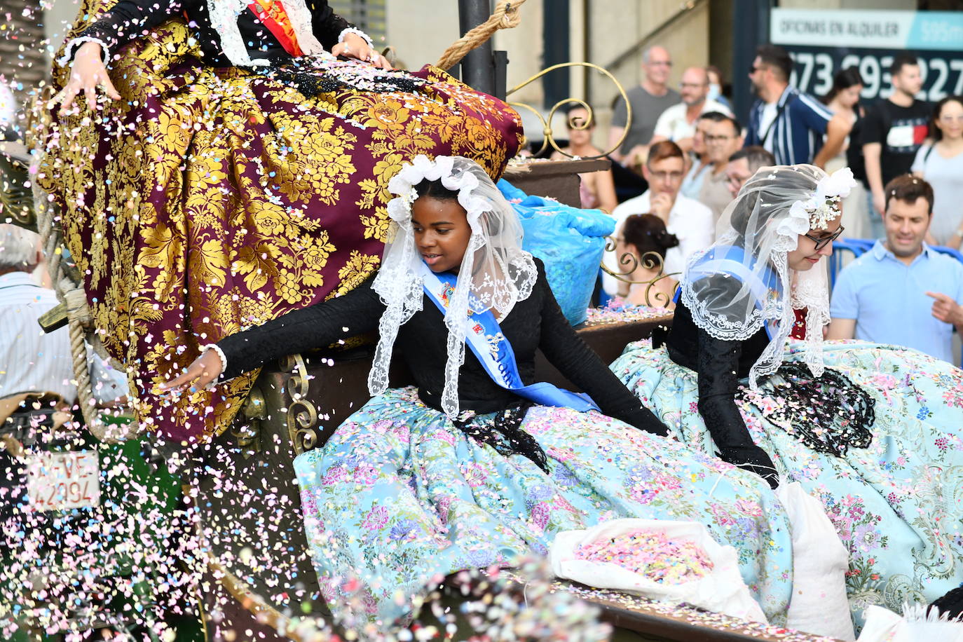 El coso multicolor llena Alicante de confeti después de una década