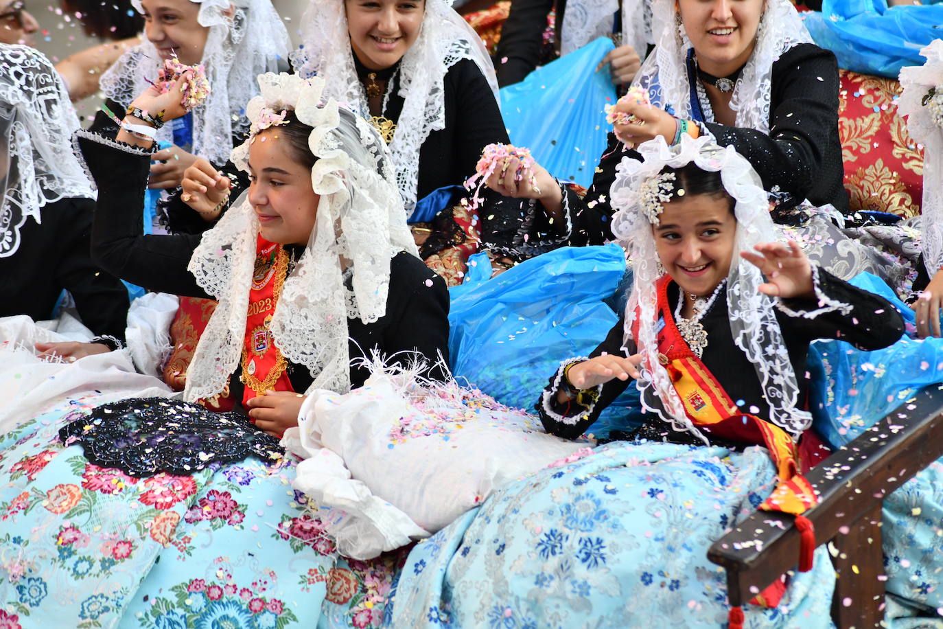 El coso multicolor llena Alicante de confeti después de una década