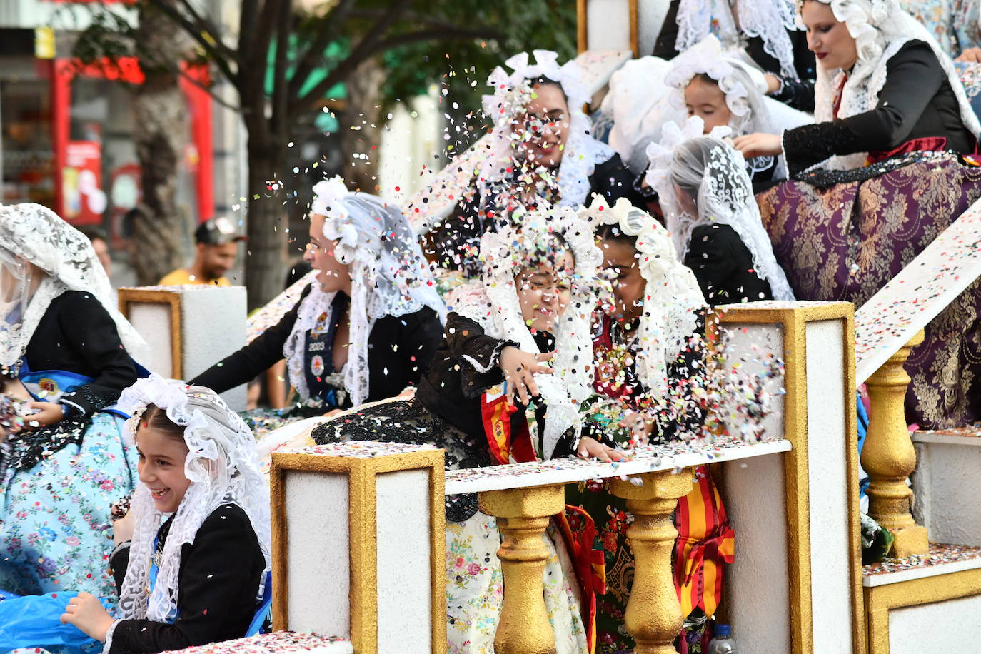 El coso multicolor llena Alicante de confeti después de una década