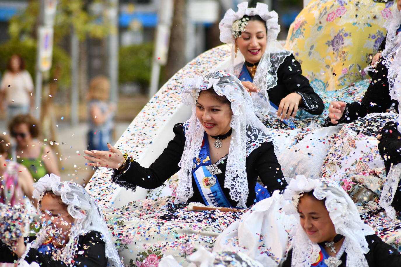 El coso multicolor llena Alicante de confeti después de una década