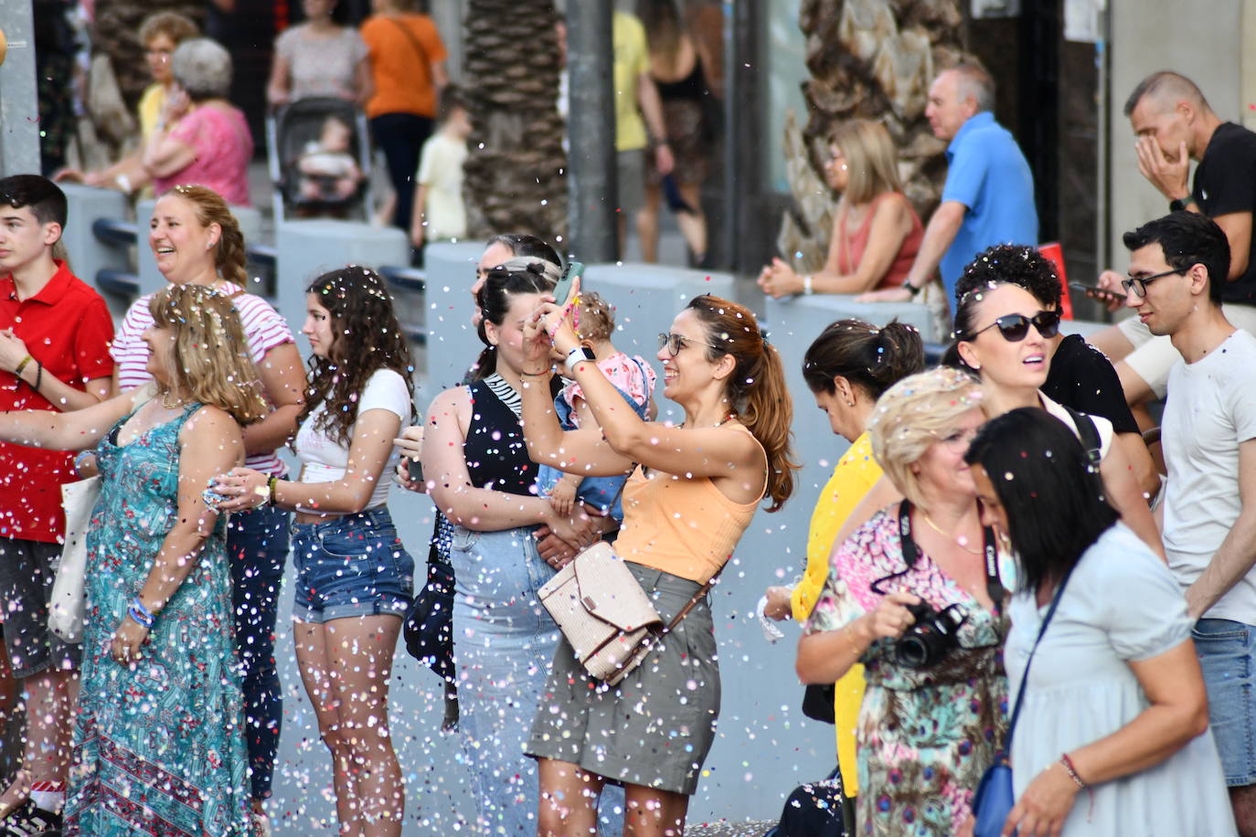 El coso multicolor llena Alicante de confeti después de una década