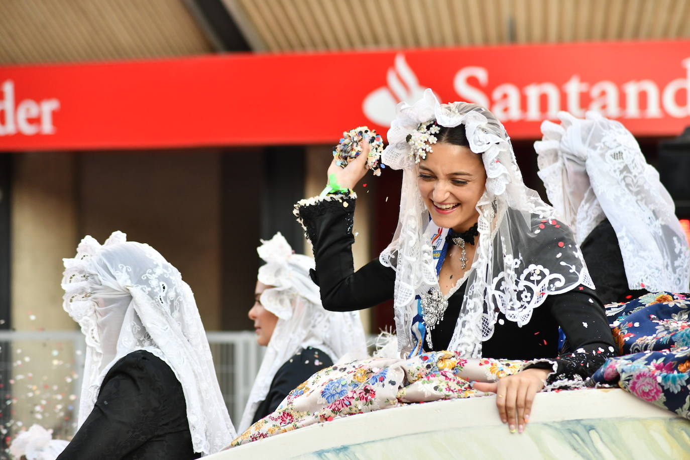 El coso multicolor llena Alicante de confeti después de una década