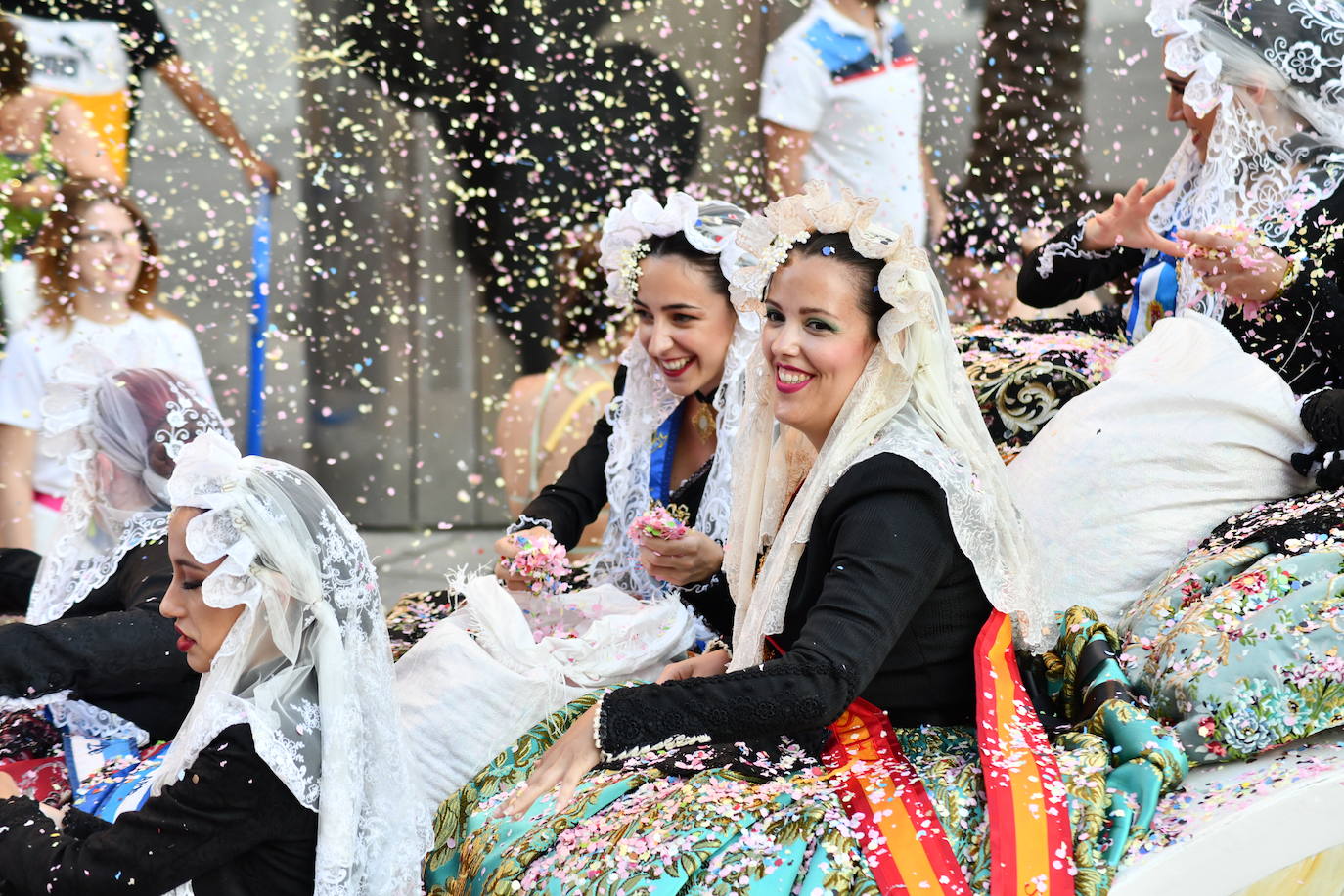 El coso multicolor llena Alicante de confeti después de una década