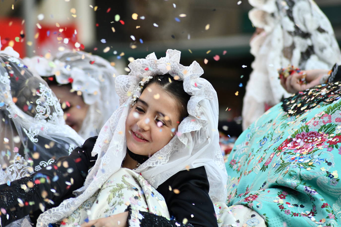 El coso multicolor llena Alicante de confeti después de una década