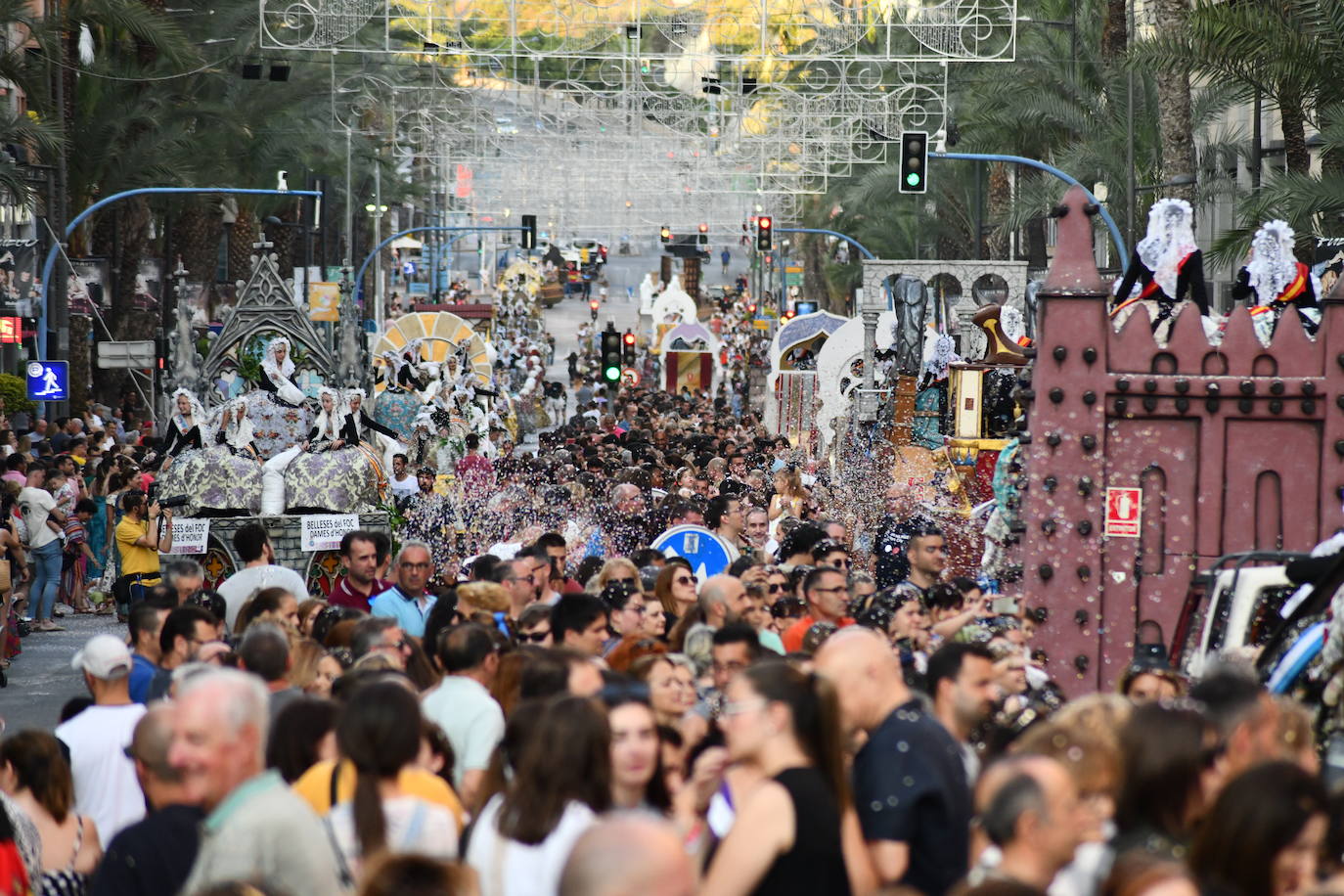 El coso multicolor llena Alicante de confeti después de una década