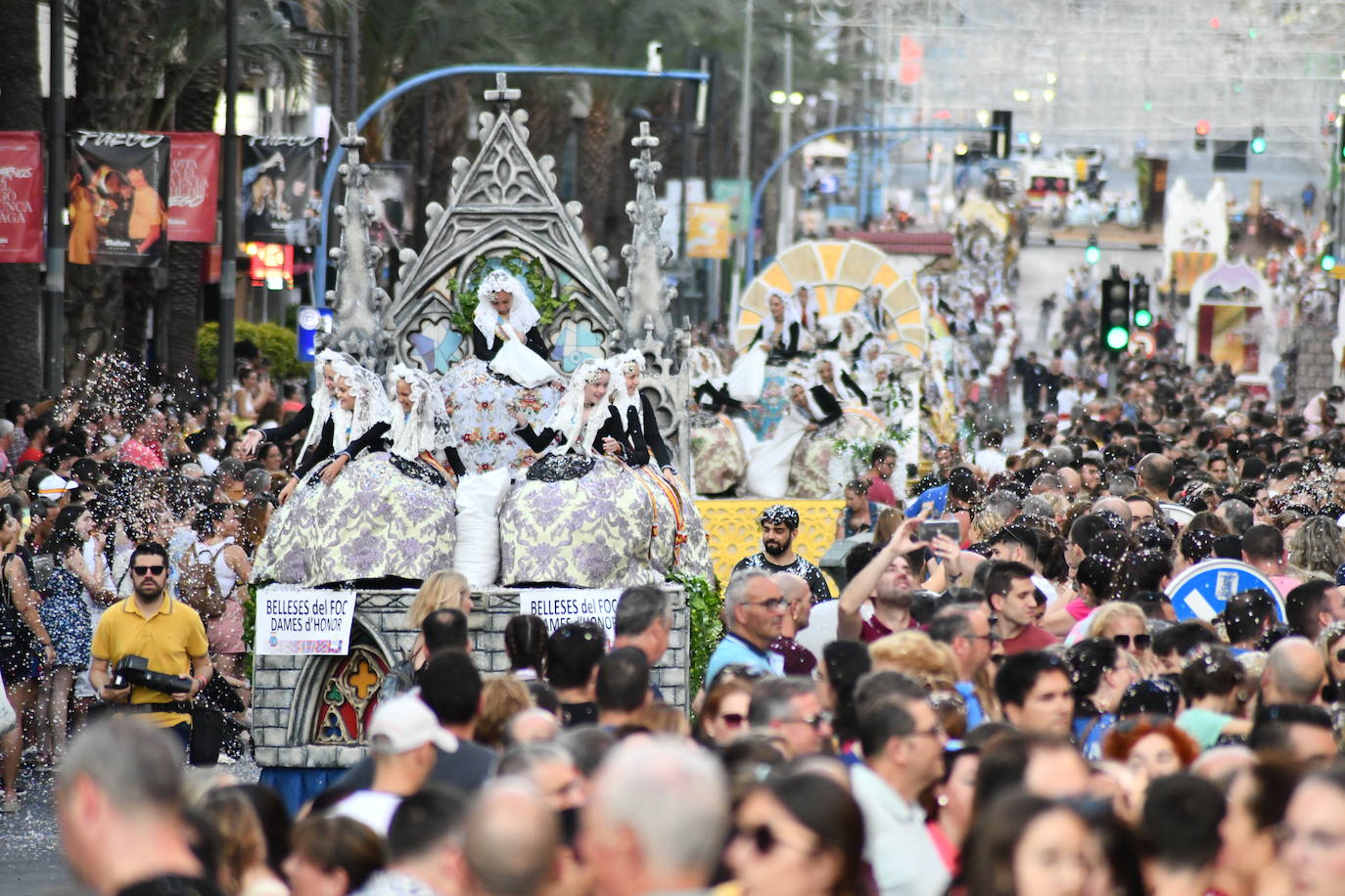 El coso multicolor llena Alicante de confeti después de una década